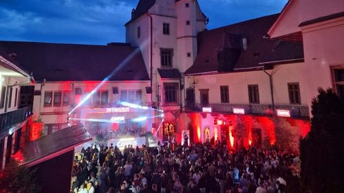 Petrecere cu DJ de 1 Mai în curtea Muzeului de Istorie din Sibiu, cel mai mare ansamblu gotic civil din ţară