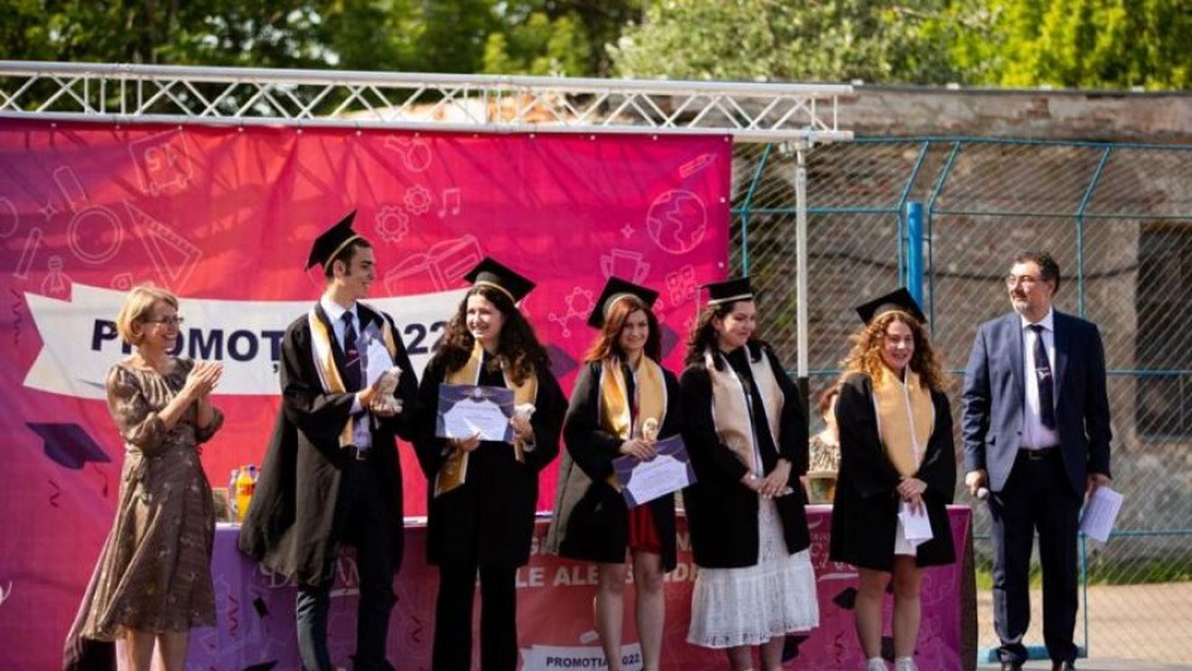 Cinci şefi de promoţie cu media 10 la Colegiul Naţional "Vasile Alecsandri" din Galați/ Doi dintre ei, admiși la Harvard și Oxford
