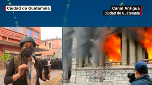 Sute de manifestanţi anti-guvernamentali au incendiat sâmbătă clădirea Congresului din capitala Ciudad de Guatemala