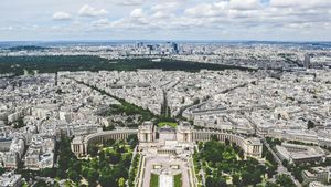 Cinci persoane, inclusiv trei foşti militari, inculpate în Franţa cu privire la infracţiuni privind secretul apărării / Principalul suspect, un francez născut în Tadjikistan, fost analist la Élysée