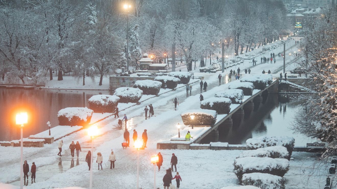 Ninsoare, vânt şi răcire semnificativă în următoarele trei zile / Prognoza pentru Bucureşti