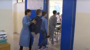 Un nou cod vestimentar introdus în şcolile italiene interzice ţinutele „excentrice”