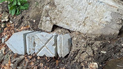 FOTO Bornă de pe traseul Via Transilvanica, vandalizată. „Suntem triști și dezolați de comportamentul celor care nu vor să accepte schimbarea, evoluția, binele în zona lor”