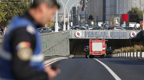 Restricții de circulație prin Pasajul Unirii începând de joi dimineață/ Se toarnă fundațiile pentru noua poartă de gabarit