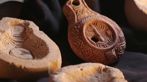 Lampă „rafinată”, veche de 1.700 de ani, cu simboluri ale Templului, descoperită în Ierusalim