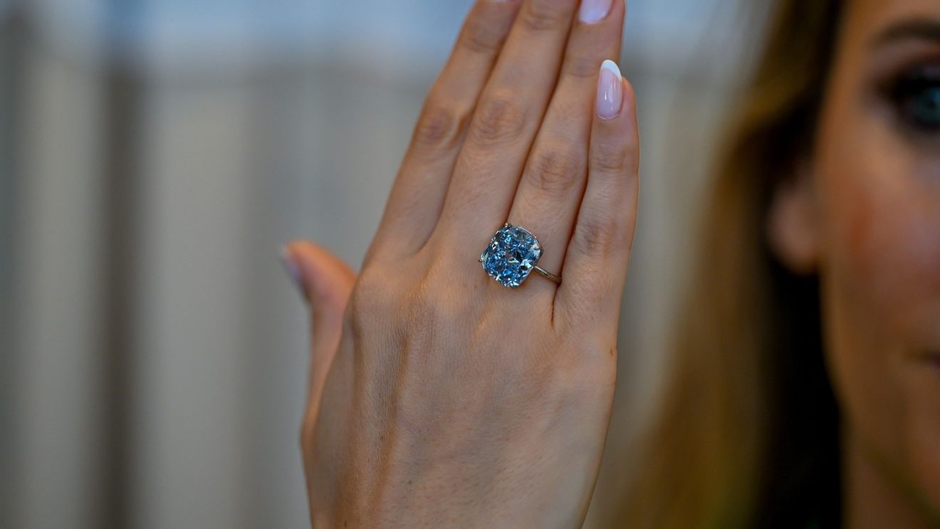Un rar diamant albastru estimat la 20 de milioane de dolari, expus la Abu Dhabi înainte să fie scos la licitaţie