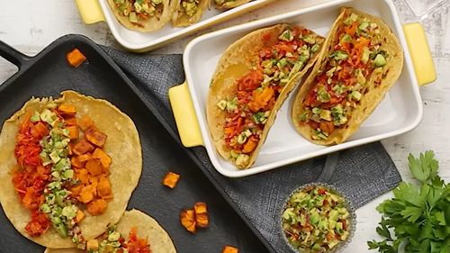 Sărbători Conștiente: cum construim mese festive echilibrate folosind mai multe ingrediente vegetale – pentru că merită să încercăm varietatea / Sfatul nutriționistului Tania Fântână