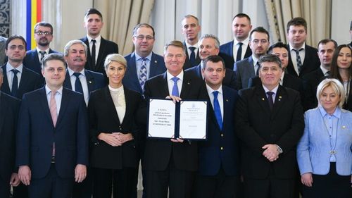 Președintele Iohannis a promulgat legea privind construcția Autostrăzii Unirii într-o ceremonie publică:  Din acest moment, Guvernul trebuie să acționeze. A nu realiza această autostradă înseamnă a încălca legea