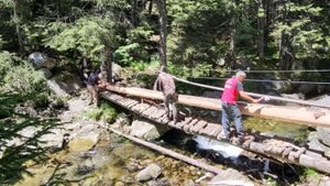Salvamontiştii din Hunedoara refac mai multe trasee din Retezat / Materialele necesare sunt cărate cu spatele pentru că zona e greu accesibilă