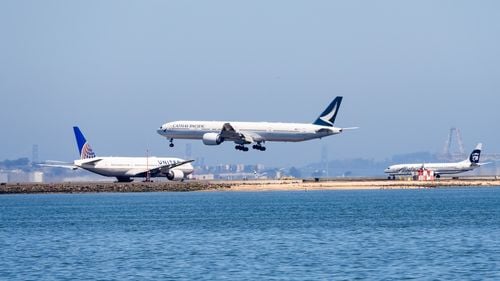 Americanii călătoresc cu avionul ca înaintea pandemiei. Aproape 2,5 milioane de călători au trecut duminică prin aeroporturile din SUA, cel mai mare număr de la începutul lui 2020