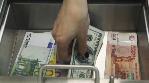 Dolarul se apreciază în raport cu lira sterlină / Bitcoin, la minimul ultimilor doi ani