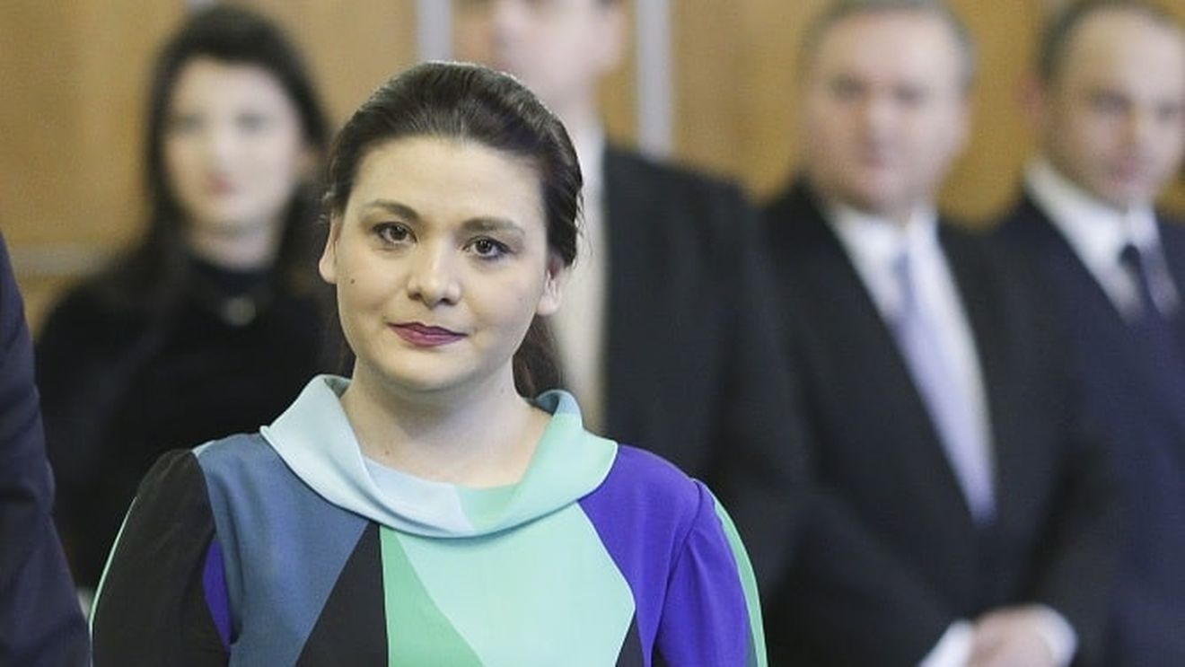 SURSE Dragnea pregătește terenul pentru OUG: forțează înlocuirea șefei SGG, Andreea Lambru cu Eugen Nicolicea/ A discutat tema cu Iordache și Dăncilă aseară la Guvern