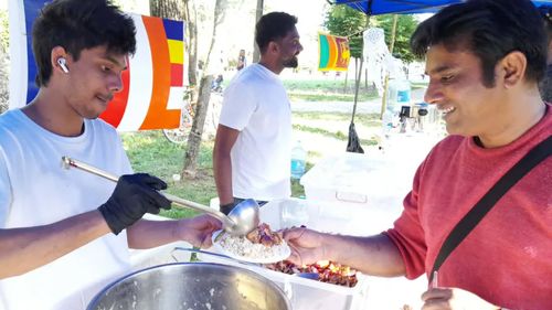 FOTO-VIDEO | Sute de srilankezi au sărbătorit Poson Poya la Timișoara. Bănățenii au fost invitați să guste preparate tradiționale și ceai condimentat