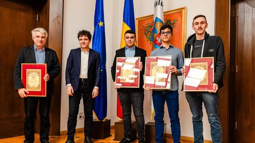 Medaliații cu aur la Olimpiada Internaţională de Matematică din Japonia vor aprinde luminile la Târgul de Crăciun care se deschide joi în Piaţa Constituţiei