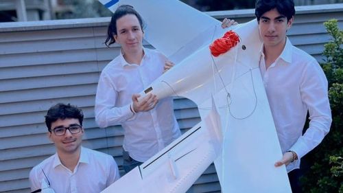 Trei elevi din România de la un liceu privat, premiaţi la International Science and Engineering Fair, cea mai importantă şi prestigioasă competiţie de ştiinţă şi inginerie din lume, pentru competitorii sub 21 de ani - FOTO