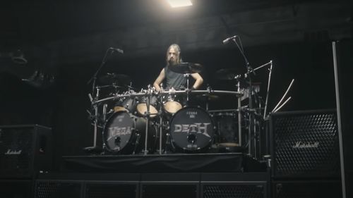 Megadeth ajunge pe locul 1 în topul iTunes, devansând-o pe Taylor Swift  / Noul single al Megadeth, „I Don't Care”, a devenit un bestseller în America