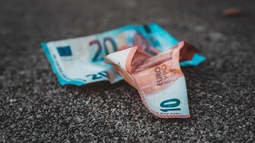 Înainte de alegerile parlamentare din toamnă, Polonia vrea să crească cu 25% salariul minim pentru a compensa inflaţia