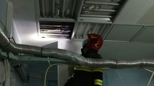 Cluj: Scurtcircuit la un panou de iluminat din blocul operator al Institutului de Urologie. Un pacient a fost mutat / ISU: Institutul nu are autorizație de securitate la incendiu