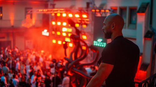 După ce a fost oprit la Vâlcea cu 196 de km/h, Andrew Tate a mers la Sibiu / Petrecere în curtea unui muzeu ce aparține de Brukenthal / Fosta și actuala conducere a instituției se contrazic: e bine sau rău să faci petrecere lângă colecțiile de artă și istorie