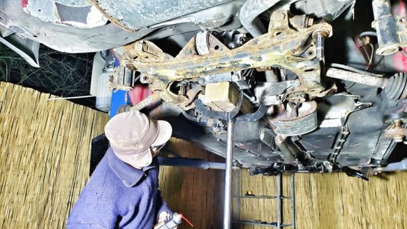 Container cu 18 tone de deşeuri, piese auto uzate aduse din Belgia de o firmă ialomiţeană, depistat în portul Constanța