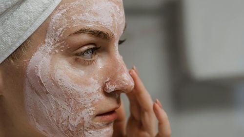 Cum să-ți exfoliezi corect pielea, potrivit Asociației Americane de Dermatologie