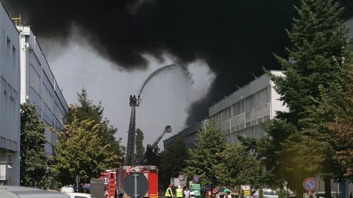 VIDEO Nor gros de fum în nordul Bucureștiului din cauza incendiului de pe strada Biharia