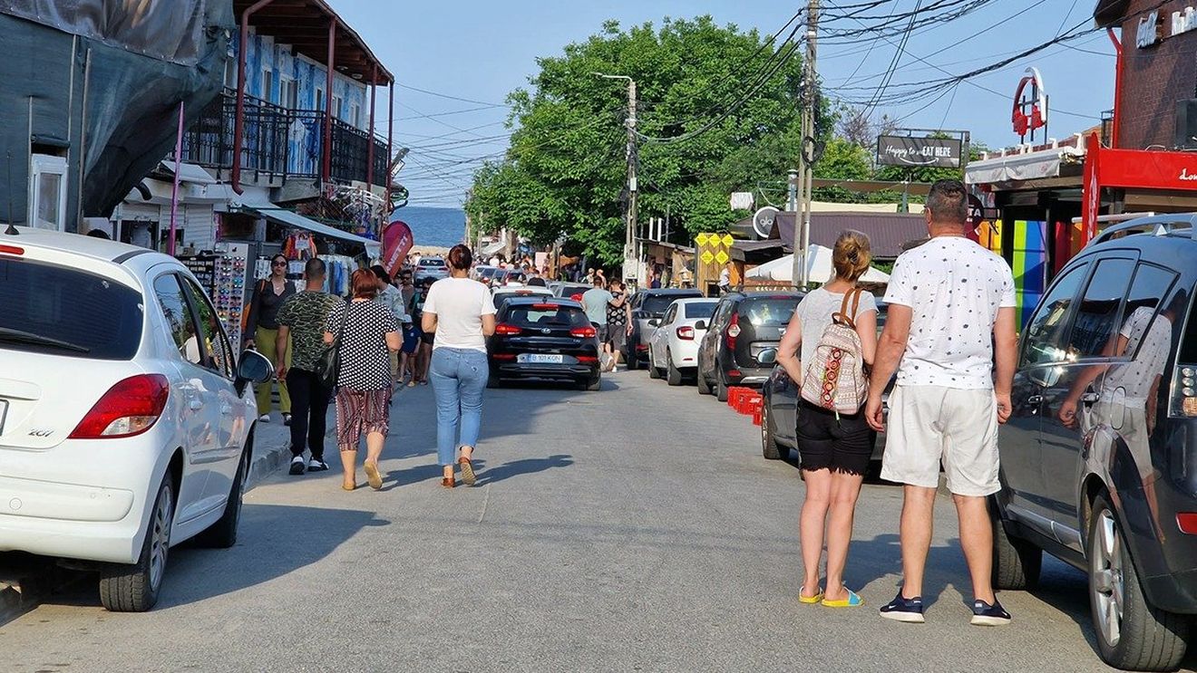 Focuri de armă în Vama Veche: Polițiștii au deschis o anchetă după ce geamul unui garaj a fost spart/ Pistolul, găsit într-o maşină