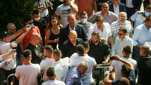 VIDEO/FOTO PNL Timișoara: Îmbrânceli și huiduieli la evenimentul alegerilor din organizația municipală. A fost nevoie de o amplă mobilizare din partea forțelor de ordine