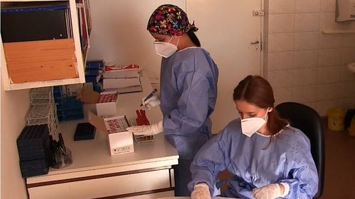 DOCUMENT Testarea elevilor care vor să revină în a 8-a zi la cursuri nu se mai face la cabinetele școlare, anunță Ministerul Sănătății