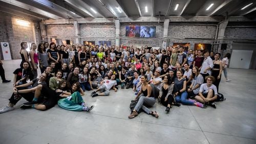 Tinerii voluntari, actori principali ai Festivalului Internațional de Teatru de la Sibiu. Cum funcționează cel mai mare program de voluntariat din România