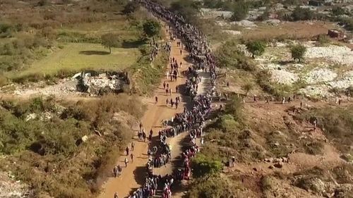 VIDEO Cozi kilometrice în Africa de Sud la pungi cu făină, legume, măști, săpun și dezinfectanți