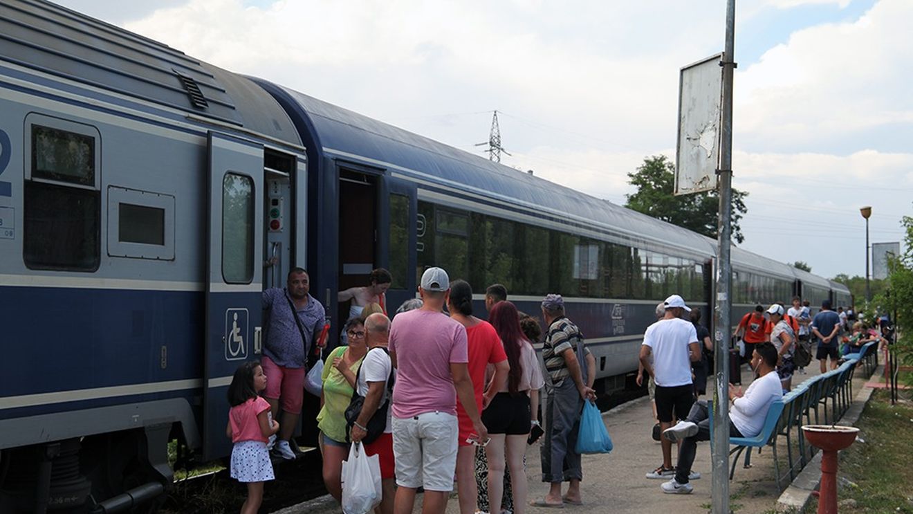 Circulaţia trenurilor în zona Gura Motrului - Filiaşi, afectată după ce un tren de marfă privat a deraiat / Trenul IR 349 Bucureşti Nord - Arad, întârziere de circa 140 de minute