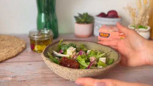 VIDEO | Salata de vară cu ton, feta marinată și roșii uscate – rețetă rapidă, dar sofisticată