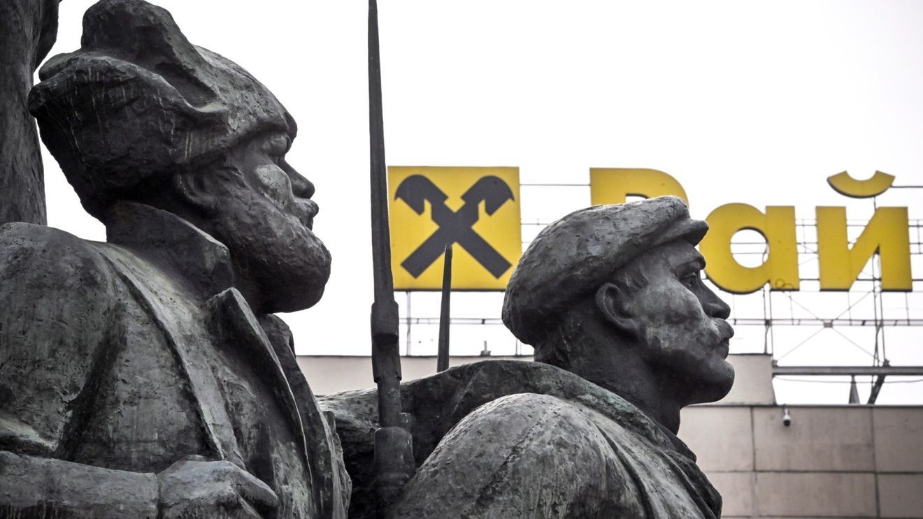 Subsidiara Raiffeisen din Rusia opreşte transferurile în valută pentru majoritatea clienţilor