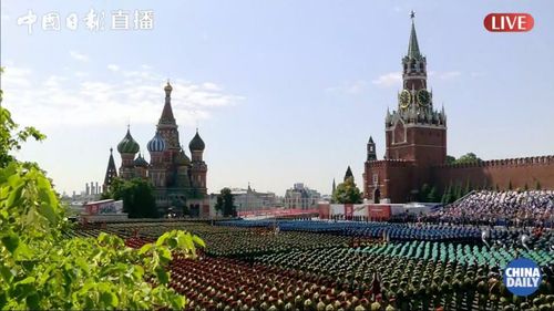 VIDEO Vladimir Putin a comemorat sacrificiul sovietic ”care a salvat lumea de nazism”, printr-o paradă militară uriașă în Piața Roșie / Faptul că la eveniment au defilat și militari moldoveni a stârnit noi tensiuni pe scena politică de la Chișinău