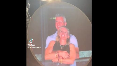 CEO unei companii AI, surprins de o “kiss cam” alături de șefa de la HR, la un concert Coldplay / Reacția lui Chris Martin: “Ori au o aventură, ori sunt doar foarte timizi”