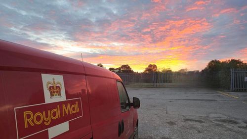 În urma taxelor vamale impuse de Trump, 88 de operatori poştali şi-au suspendat serviciile către SUA inclusiv Deutsche Post și Royal Mail / Scădere cu peste 80% a expedierilor către America