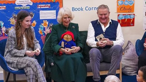 Regina consoartă Camilla a donat zeci de ursuleţi Paddington unei organizaţii de caritate pentru copii / Jucăriile au fost depuse de numeroşi cetăţeni britanici în mai multe spaţii publice în semn de omagiu adus regretatei regine Elisabeta a II-a