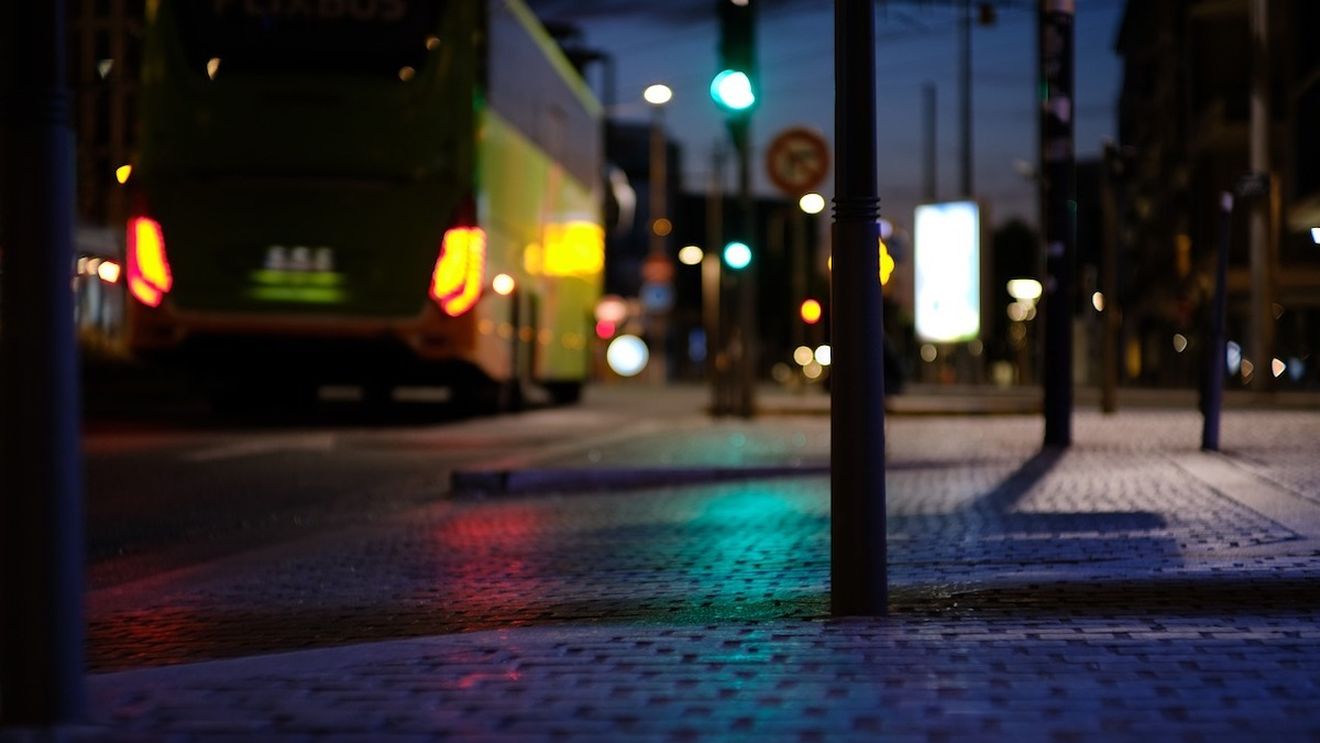 Trei noi linii de autobuz vor circula noaptea în București / Care sunt traseele și cât costă biletele