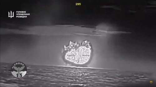 VIDEO Operațiune nocturnă în Crimeea: Ucraina susține că a scufundat o navă de război a flotei ruse din Marea Neagră / Nava costă între 60 și 70 de milioane de dolari