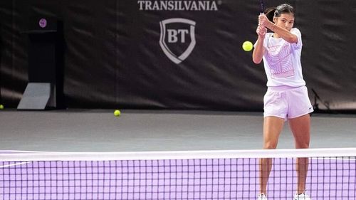Emma Răducanu, victorie în primul meci la Transylvania Open în fața slovenei Polona Hercog. Emoții în primele două seturi