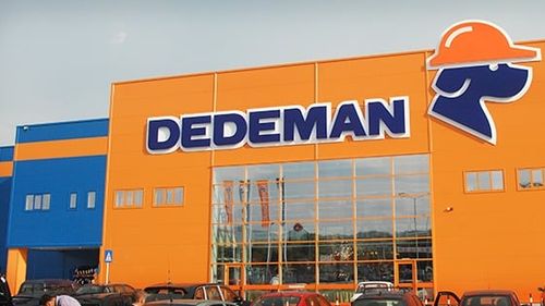 Un bărbat a obținut daune de 50.000 de lei după ce i-au căzut în cap două țevi în Dedeman Băneasa. La Iași, rețeaua de magazine a fost obligată la plata a 6.000 de euro unui client care a fost acccidentat de alt client