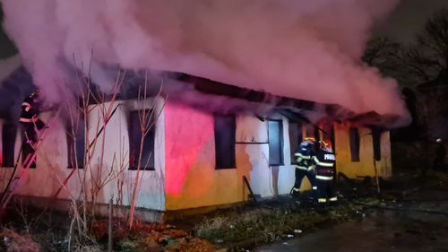 Nouă mașini avariate după ce o clădire dezafectată a ars în totalitate, în Slatina