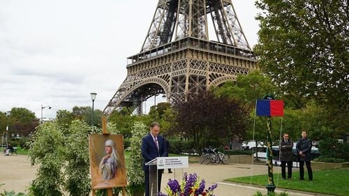O promenadă din centrul Parisului, chiar în fața Turnului Eiffel, a primit numele Regina Maria a României