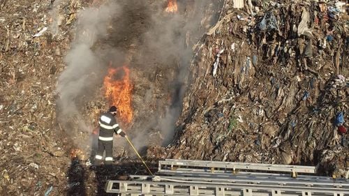 O groapă de gunoi a fost incendiată în Dâmbovița, ard 50 de tone de gunoaie