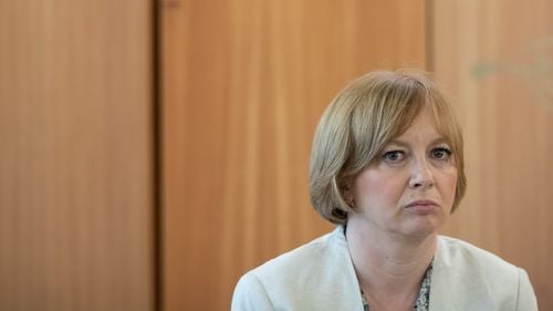 Lucian Bode a dat din nou în judecată Universitatea ”Babeș Bolyai” ca să obțină anularea hotărârii prin care Comisia de Etică s-a autosesizat și i-a analizat teza de doctorat, anunță jurnalista Emilia Șercan