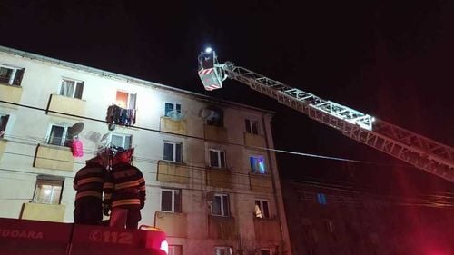 Hunedoara: 70 de persoane s-au autoevacuat şi alte trei cu probleme locomotorii au fost evacuate de pompieri, în urma izbucnirii unui incendiu într-un bloc