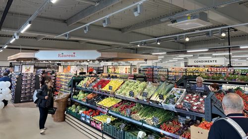 BREAKING Premieră. Multinaționala Mega Image vinde magazine către un retailer român, pentru a primi undă verde să cumpere rețeaua Profi
