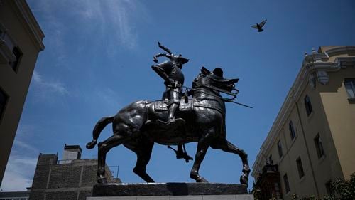 Statuia unui conchistador spaniol a fost reinstalată în centrul orașului Lima