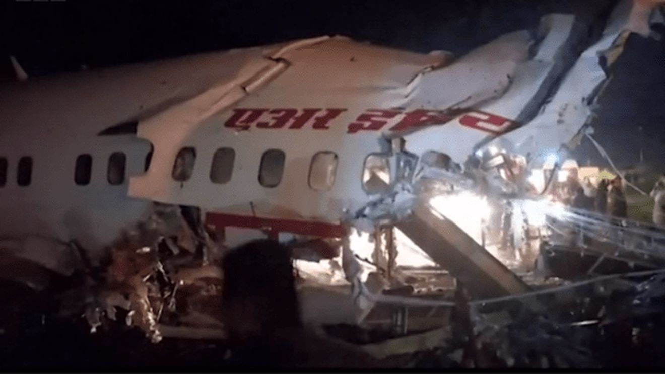 Accident dramatic în India, unde 18 persoane au murit după ce un avion a derapat de pe pistă și s-a rupt în două